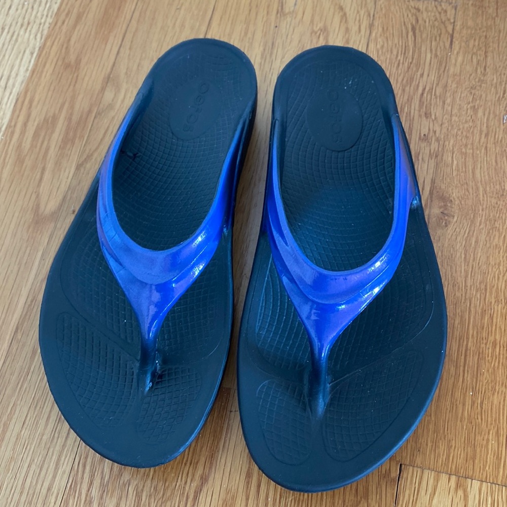 Oofos Women’s Blue/Black Thong
